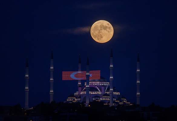 Full Moon in Istanbul