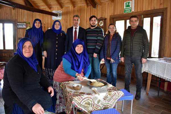Köylü kadınlar tarlada hazırlandıkları tiyatrodan kopamadı