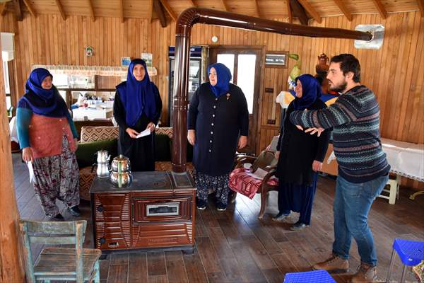 Köylü kadınlar tarlada hazırlandıkları tiyatrodan kopamadı