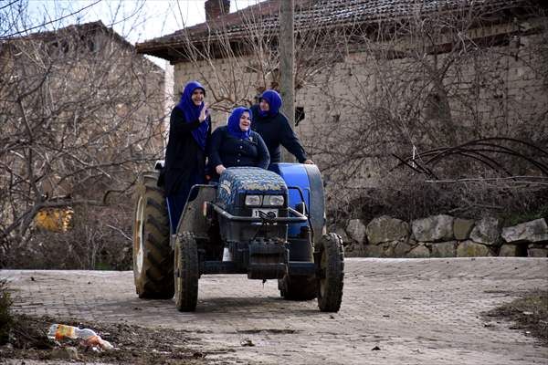 Köylü kadınlar tarlada hazırlandıkları tiyatrodan kopamadı