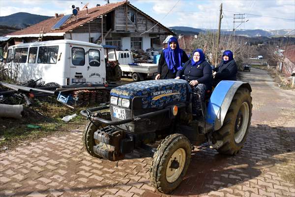 Köylü kadınlar tarlada hazırlandıkları tiyatrodan kopamadı