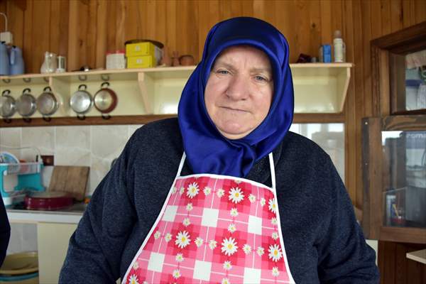 Köylü kadınlar tarlada hazırlandıkları tiyatrodan kopamadı