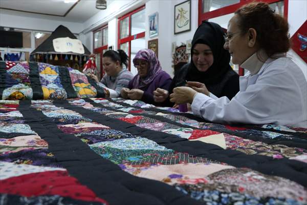 Ninelerinden kalan parça kumaşlarla "kırkyama" yorgan yaptılar