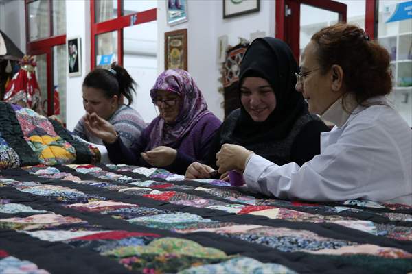 Ninelerinden kalan parça kumaşlarla "kırkyama" yorgan yaptılar