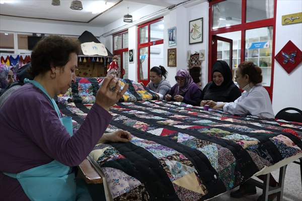 Ninelerinden kalan parça kumaşlarla "kırkyama" yorgan yaptılar