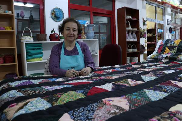 Ninelerinden kalan parça kumaşlarla "kırkyama" yorgan yaptılar