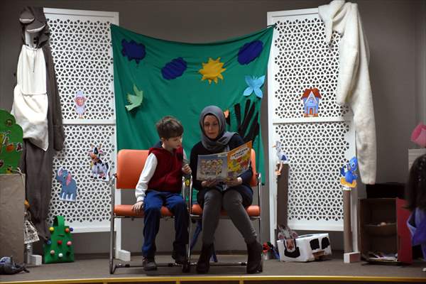 Anneler kitap okudu, özel çocuklar engelsiz sahnede canlandırdı