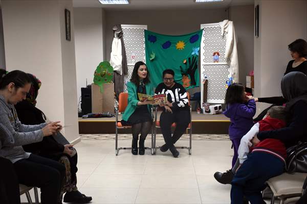 Anneler kitap okudu, özel çocuklar engelsiz sahnede canlandırdı