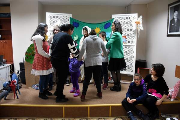 Anneler kitap okudu, özel çocuklar engelsiz sahnede canlandırdı