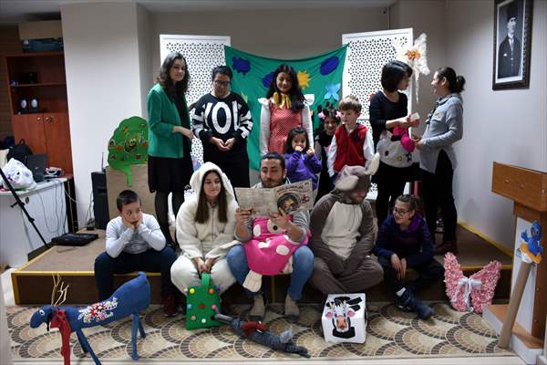 Anneler kitap okudu, özel çocuklar engelsiz sahnede canlandırdı