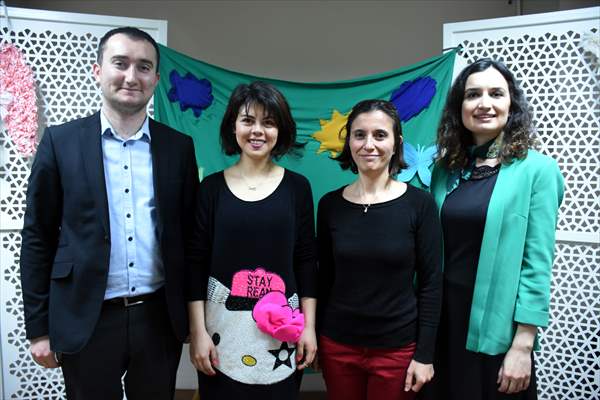 Anneler kitap okudu, özel çocuklar engelsiz sahnede canlandırdı