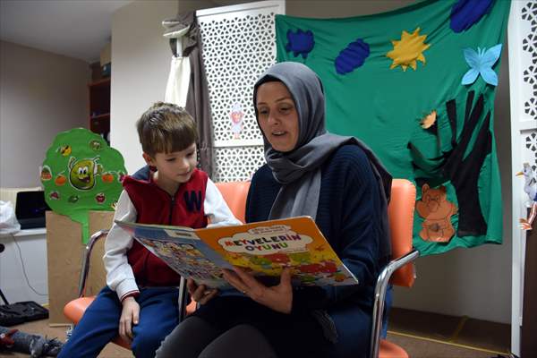 Anneler kitap okudu, özel çocuklar engelsiz sahnede canlandırdı