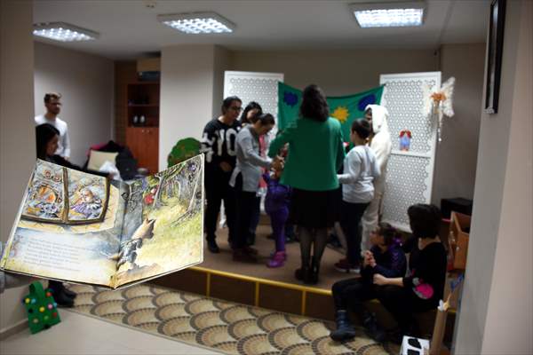 Anneler kitap okudu, özel çocuklar engelsiz sahnede canlandırdı