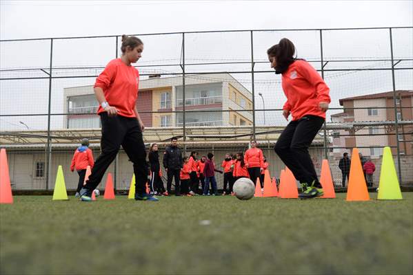 Bilecikli kızların futbol aşkı sınır tanımıyor