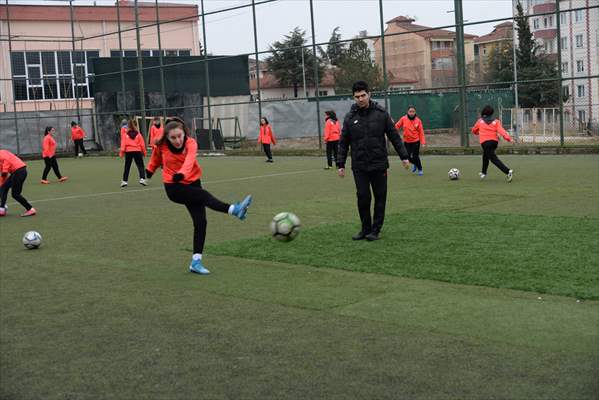 Bilecikli kızların futbol aşkı sınır tanımıyor
