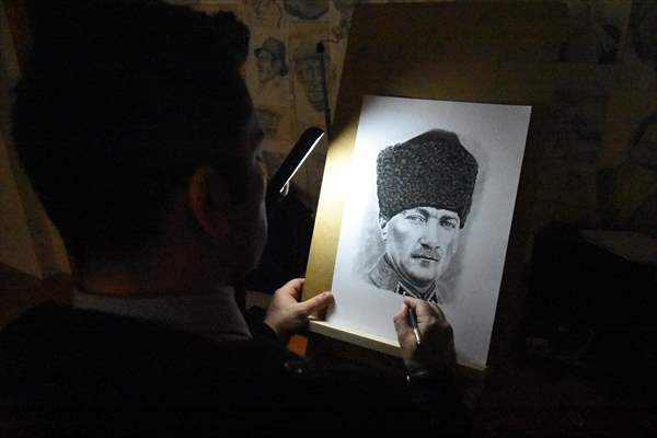 Güvenliğini sağladığı kütüphanede "tesadüfen" kara kalem yeteneğini keşfetti