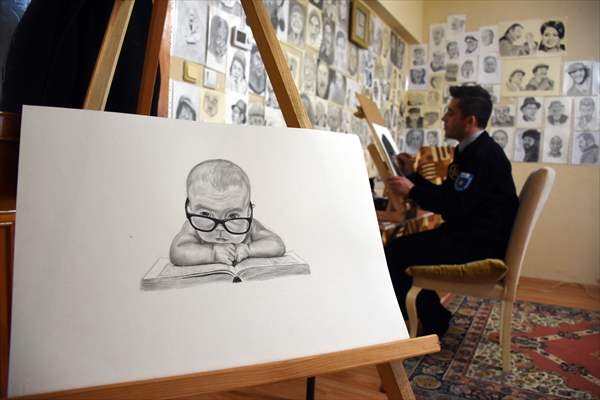 Güvenliğini sağladığı kütüphanede "tesadüfen" kara kalem yeteneğini keşfetti