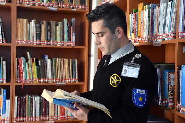 Güvenliğini sağladığı kütüphanede "tesadüfen" kara kalem yeteneğini keşfetti