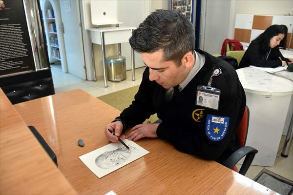 Güvenliğini sağladığı kütüphanede "tesadüfen" kara kalem yeteneğini keşfetti