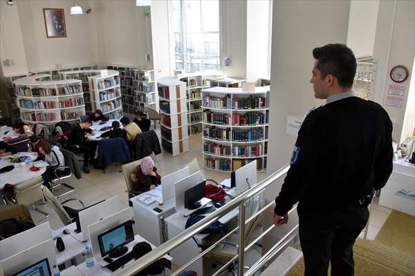 Güvenliğini sağladığı kütüphanede "tesadüfen" kara kalem yeteneğini keşfetti