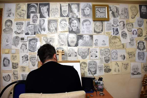 Güvenliğini sağladığı kütüphanede "tesadüfen" kara kalem yeteneğini keşfetti