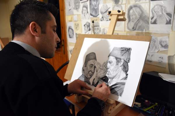 Güvenliğini sağladığı kütüphanede "tesadüfen" kara kalem yeteneğini keşfetti