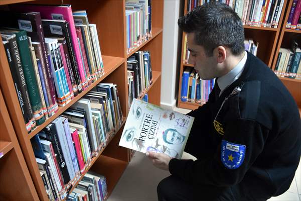 Güvenliğini sağladığı kütüphanede "tesadüfen" kara kalem yeteneğini keşfetti