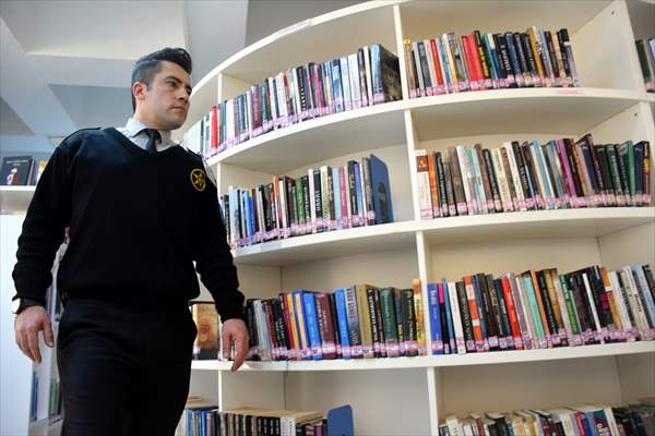 Güvenliğini sağladığı kütüphanede "tesadüfen" kara kalem yeteneğini keşfetti