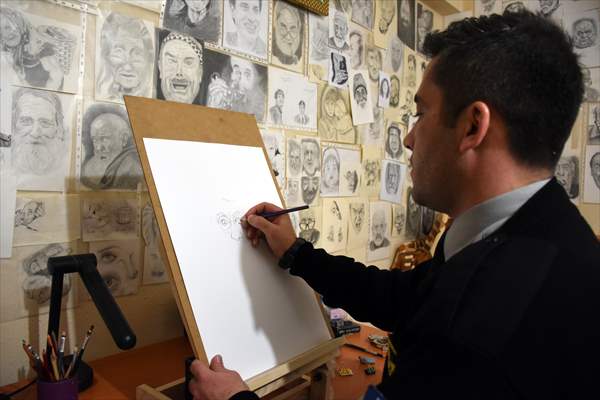 Güvenliğini sağladığı kütüphanede "tesadüfen" kara kalem yeteneğini keşfetti