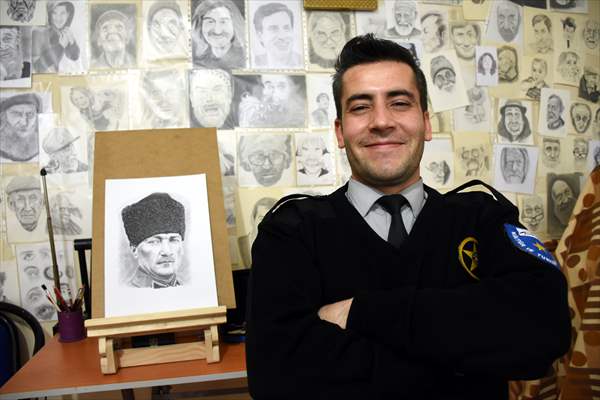 Güvenliğini sağladığı kütüphanede "tesadüfen" kara kalem yeteneğini keşfetti