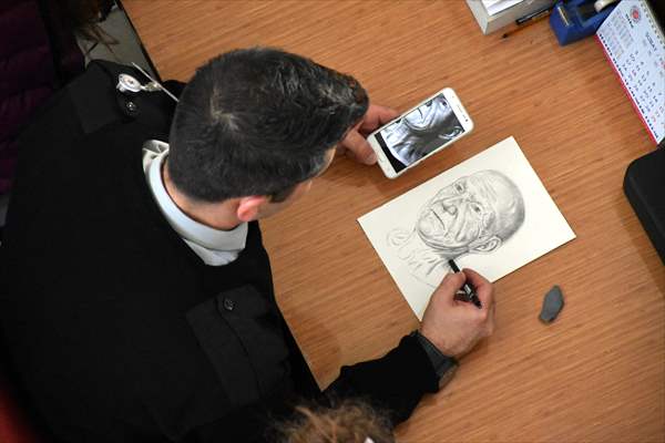 Güvenliğini sağladığı kütüphanede "tesadüfen" kara kalem yeteneğini keşfetti