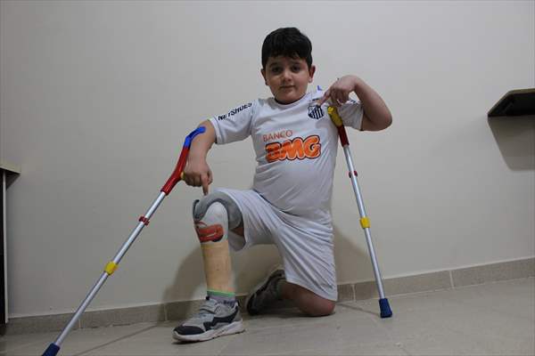 Brazil invites Syrian boy playing soccer with Santos jersey