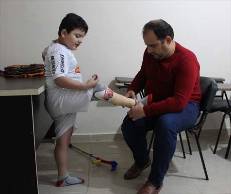 Brazil invites Syrian boy playing soccer with Santos jersey