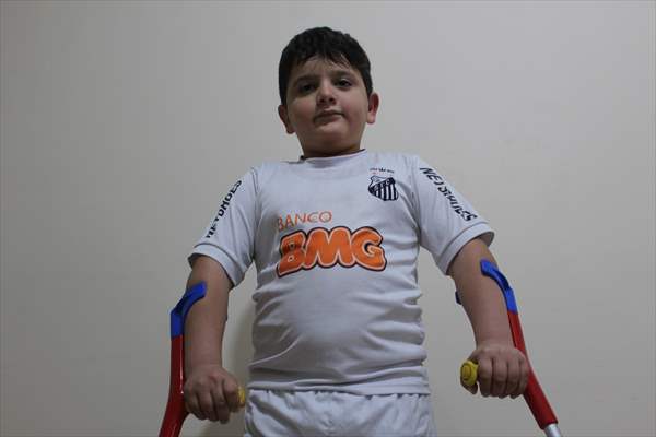 Brazil invites Syrian boy playing soccer with Santos jersey