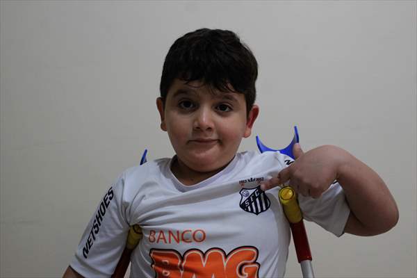Brazil invites Syrian boy playing soccer with Santos jersey