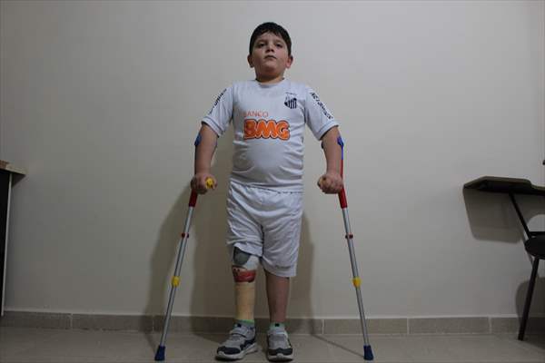Brazil invites Syrian boy playing soccer with Santos jersey