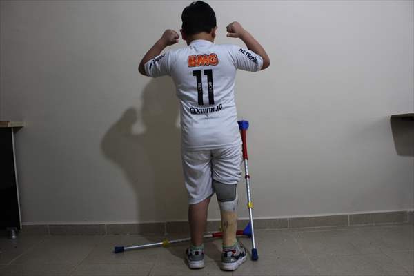 Brazil invites Syrian boy playing soccer with Santos jersey