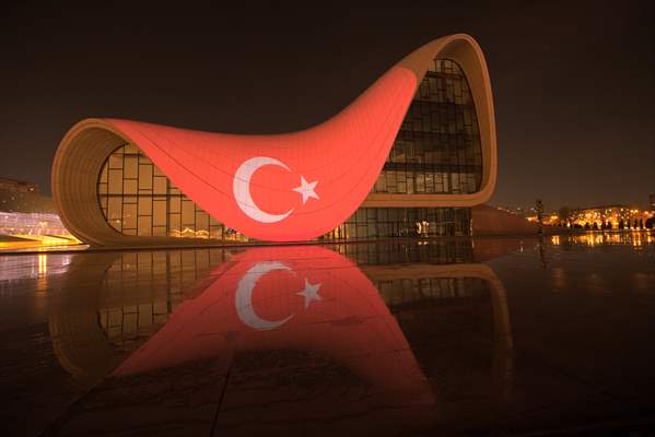 Bakü'deki Haydar Aliyev Merkezinin dış cephesine Türk bayrağı yansıtıldı