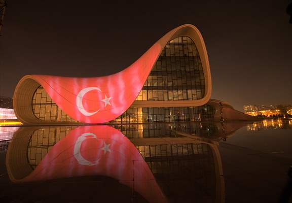 Bakü'deki Haydar Aliyev Merkezinin dış cephesine Türk bayrağı yansıtıldı