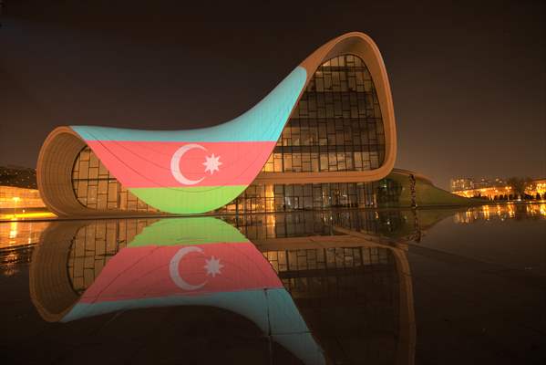 Bakü'deki Haydar Aliyev Merkezinin dış cephesine Türk bayrağı yansıtıldı