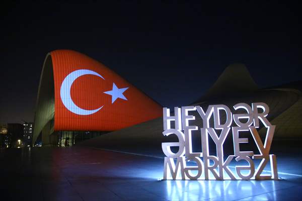 Bakü'deki Haydar Aliyev Merkezinin dış cephesine Türk bayrağı yansıtıldı