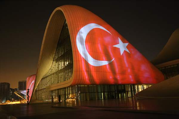 Bakü'deki Haydar Aliyev Merkezinin dış cephesine Türk bayrağı yansıtıldı