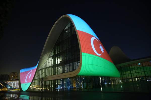 Bakü'deki Haydar Aliyev Merkezinin dış cephesine Türk bayrağı yansıtıldı