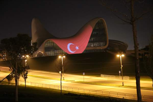 Bakü'deki Haydar Aliyev Merkezinin dış cephesine Türk bayrağı yansıtıldı