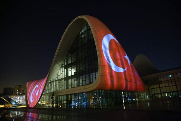 Bakü'deki Haydar Aliyev Merkezinin dış cephesine Türk bayrağı yansıtıldı