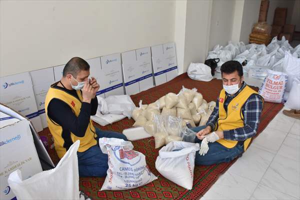 Adıyaman'da İyilik Derneği, kentteki 700 aileye gıda yardımı ulaştırdı