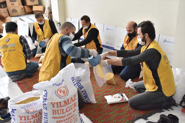 Adıyaman'da İyilik Derneği, kentteki 700 aileye gıda yardımı ulaştırdı