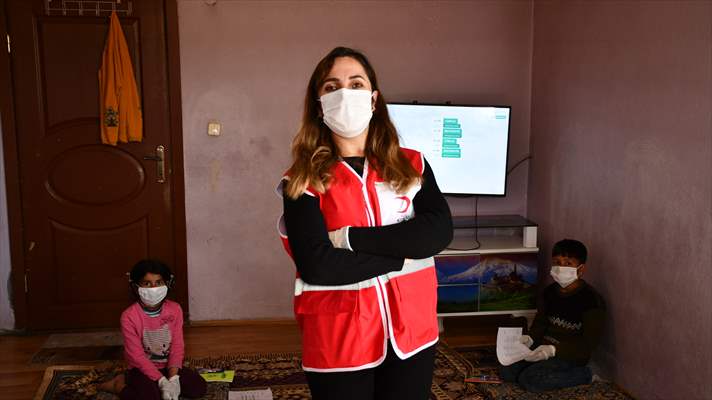 Türk Kızılay gönüllüsü öğretmen köy köy dolaşarak uzaktan eğitimi anlatıyor