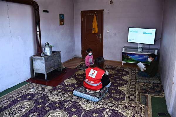 Türk Kızılay gönüllüsü öğretmen köy köy dolaşarak uzaktan eğitimi anlatıyor