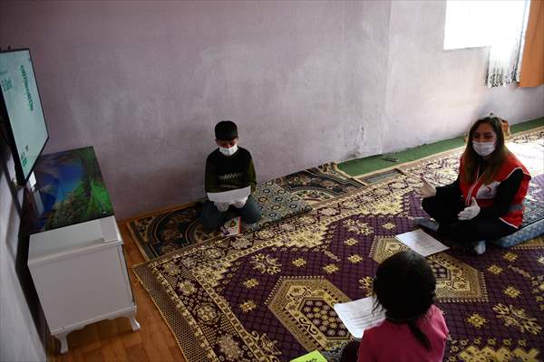 Türk Kızılay gönüllüsü öğretmen köy köy dolaşarak uzaktan eğitimi anlatıyor